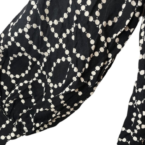 H&M black and white tunic. Beautiful quality material. Hangs nicely. Women’s S - Picture 2 of 4